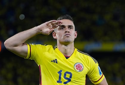 Rafael Santos Borré, de Colombia, festeja tras anotar el único tanto de su equipo ante Venezuela