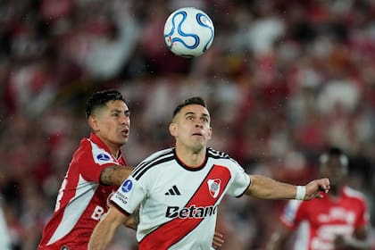 Rafael Santos Borre espera por la pelota ante la marca de Emmanuel Olivera