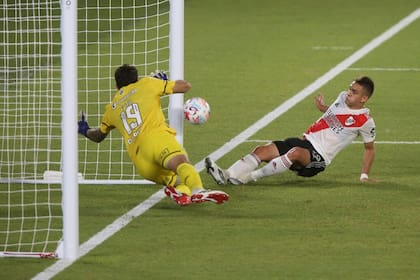 Rafael Santos Borré anota el primer gol del partido con un toque que Broun no podrá evitar.