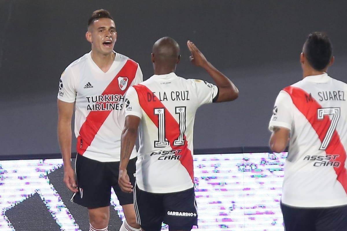 Rafael Santos Borré festeja el primer go del partido que disputan River Plate y Rosario Central.