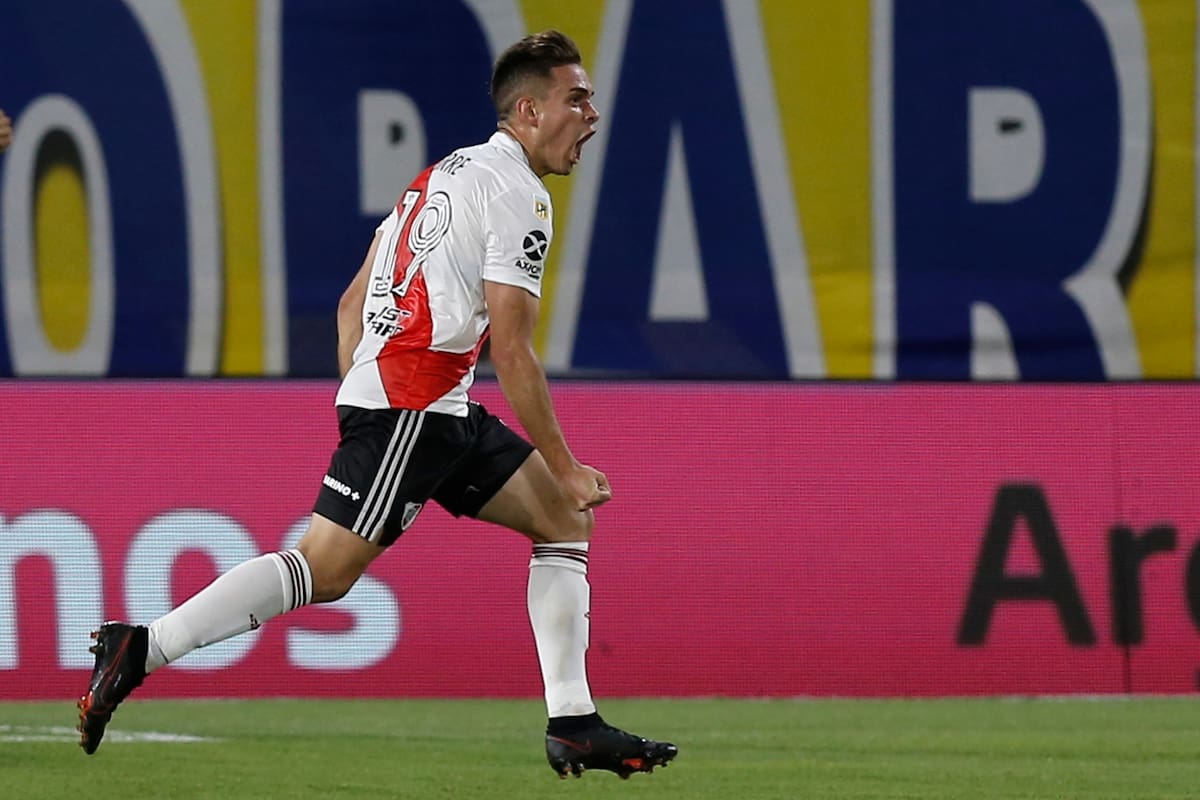 Rafael Santos Borrè festeja el segundo gol de River Plate.