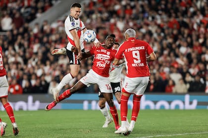 Rafael Santos Borré fue uno de los blancos del descontento de los hinchas de River
