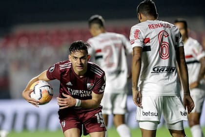 Rafael Santos Borré, un delantero completo en River: ataca, hace goles, asiste y marca. Exige mucho a los defensores rivales