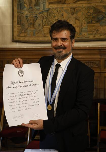 Rafael Spregelburd recibió el diploma de académico de la AAL