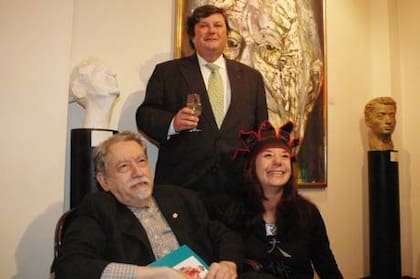 Rafael Squirru, junto a Ignacio Gutiérrez Zaldívar y Ludovica Squirru; detrás, un retrato de Pérez Celis