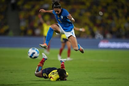 Rafaelle pasa sobre Linda Caicedo en Bucaramanga, pero lejos estuvo Brasil de arrollar a Colombia en la final.
