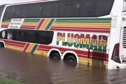 Ráfagas de viento empujaron a un micro hacia la banquina de la ruta 5 y los ocupantes debieron ser rescatados con lanchas.