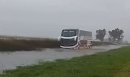 Ráfagas de viento empujaron a un micro hacia la banquina de la ruta 5 y los ocupantes debieron ser rescatados con lanchas.
