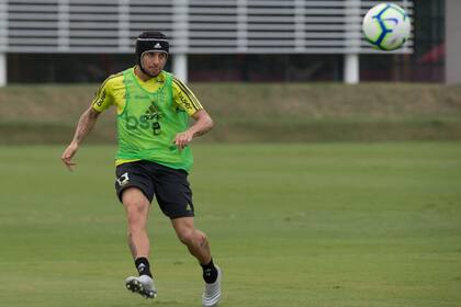 Rafinha se entrena con una protección en la cabeza. Es una de las estrellas que incorporó en el último mercado de pases.