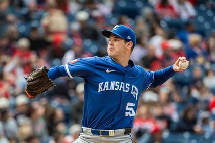 Ragans poncha a diez y lidera a Reales en victoria 4-2 para frenar racha de Guardianes