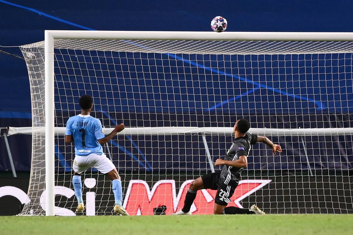 Raheem Sterling hace lo casi imposible: rematar por arriba del travesaño con el arco aun más a disposición que lo que aparenta la imagen.