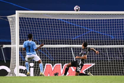 Raheem Sterling hace lo casi imposible: rematar por arriba del travesaño con el arco aun más a disposición que lo que aparenta la imagen.