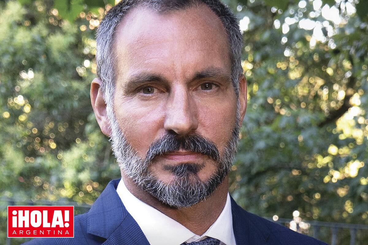 Rahim estudió Literatura en Brown University, Estados Unidos, y Dirección Empresarial en Barcelona. Hoy está al frente de la Red de Desarrollo Aga Khan, una organización filantrópica que destina unos mil millones de dólares al año para para asistir a los ismaelitas en más de 30 países.