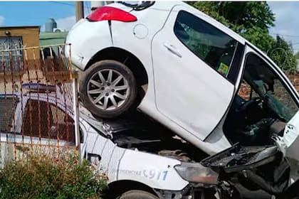 Raid delictivo por La Matanza, persecución policial y choque: dos autos empotrados contra una vivienda.