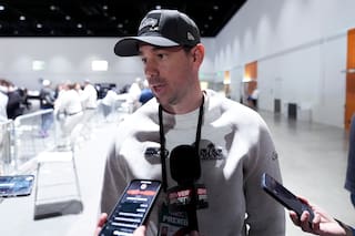 Raiders contratan oficialmente a Klint Kubiak como entrenador tras su victoria en el Super Bowl