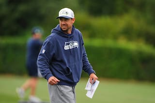 Raiders negocian contratar a Klint Kubiak como entrenador en jefe, según fuente de AP