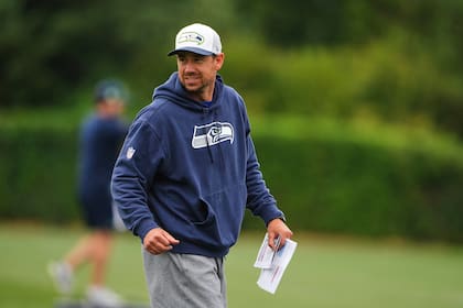 Raiders negocian contratar a Klint Kubiak como entrenador en jefe, según fuente de AP
