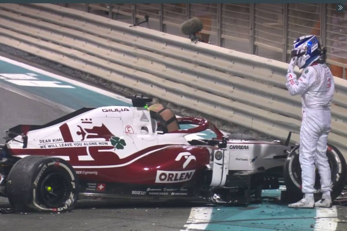 Raikkonen observa cómo quedó su Alfa Romeo luego de accidentarse