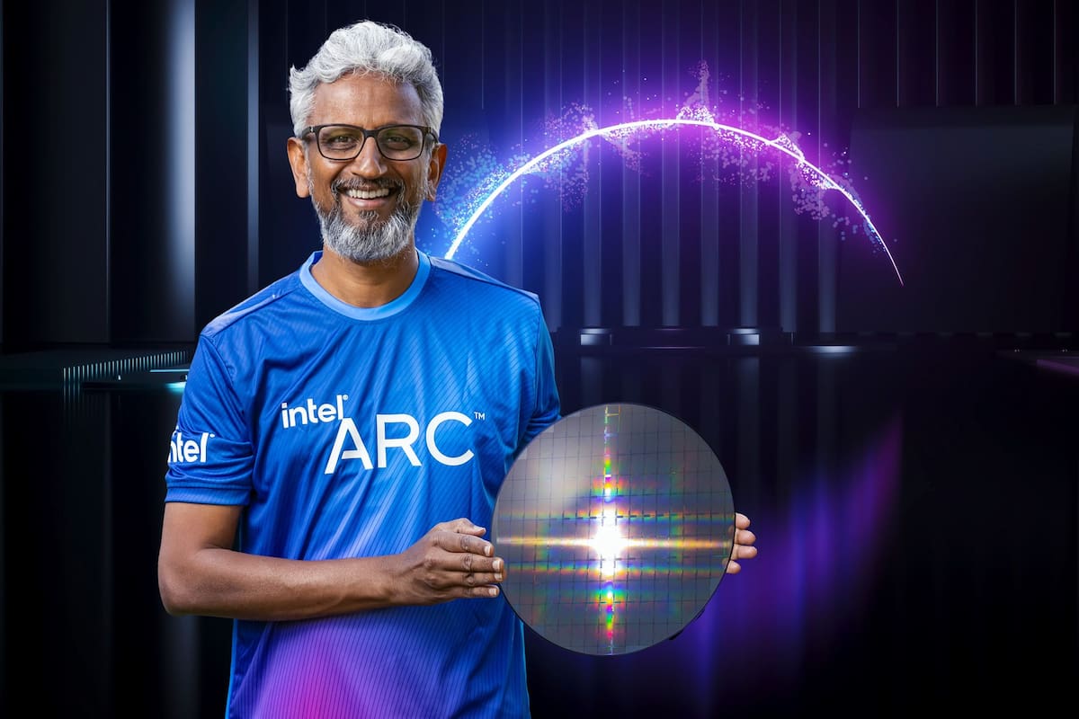 Raja Koduri, vicepresidente senior de Intel durante el Intel Architecture Day 2021, con un wafer que tiene los nuevos chips para gráficos Arc