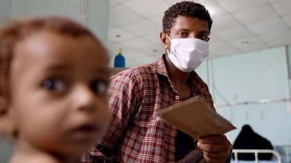 Rajah Mohammed viajó tres horas en moto para llevar a su hijo al hospital.
