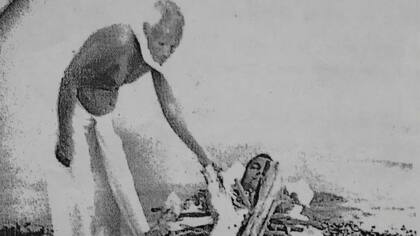 Rajaram Modi, el padre de Niraj Modi, también aparece en una imagen cerca de la pira