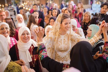 Rajwa disfuta con las invitadas de la noche de la Henna, una fiesta típica sólo para mujeres.