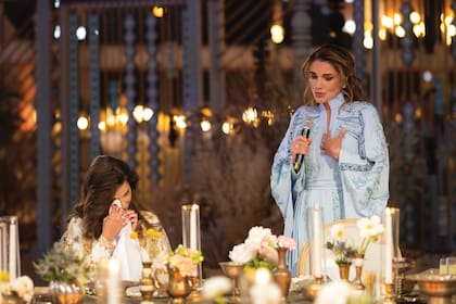 “Rajwa es la novia más dulce y hermosa. Nunca olvidaré lo felices que nos sentimos Su Majestad y yo cuando Hussein nos dijo que quería casarse. Ella es la respuesta perfecta a todas mis oraciones”, dijo Rania en su discurso de bienvenida que emocionó a su futura nuera.