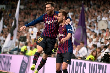 Rakitic abrió el marcador y los festeja junto a Messi