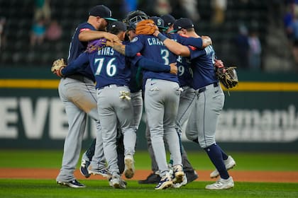 Raleigh conecta 2 jonrones y Marineros limitan a Rangers a 3 hits para apalearlos 13-1
