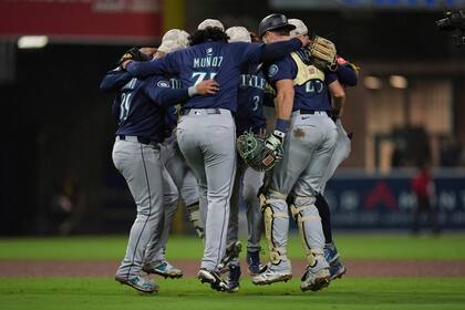 Raleigh conecta jonrón decisivo en victoria 4-1 de Marineros sobre Padres