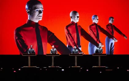 Ralf Hütter (el primero desde la izquierda y único integrante fundador) comanda el grupo desde su laptop
