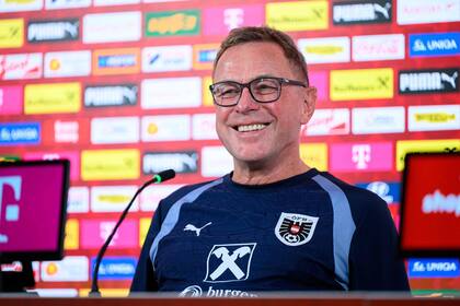 Ralf Rangnick, el entrenador alemán de Austria, está bajo la lupa de Milan. (Photo by MAX SLOVENCIK / APA / AFP)