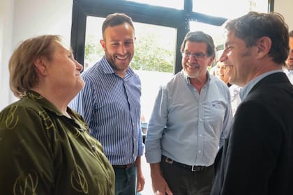 Ralinqueo, de camisa a rayas, con Kicillof