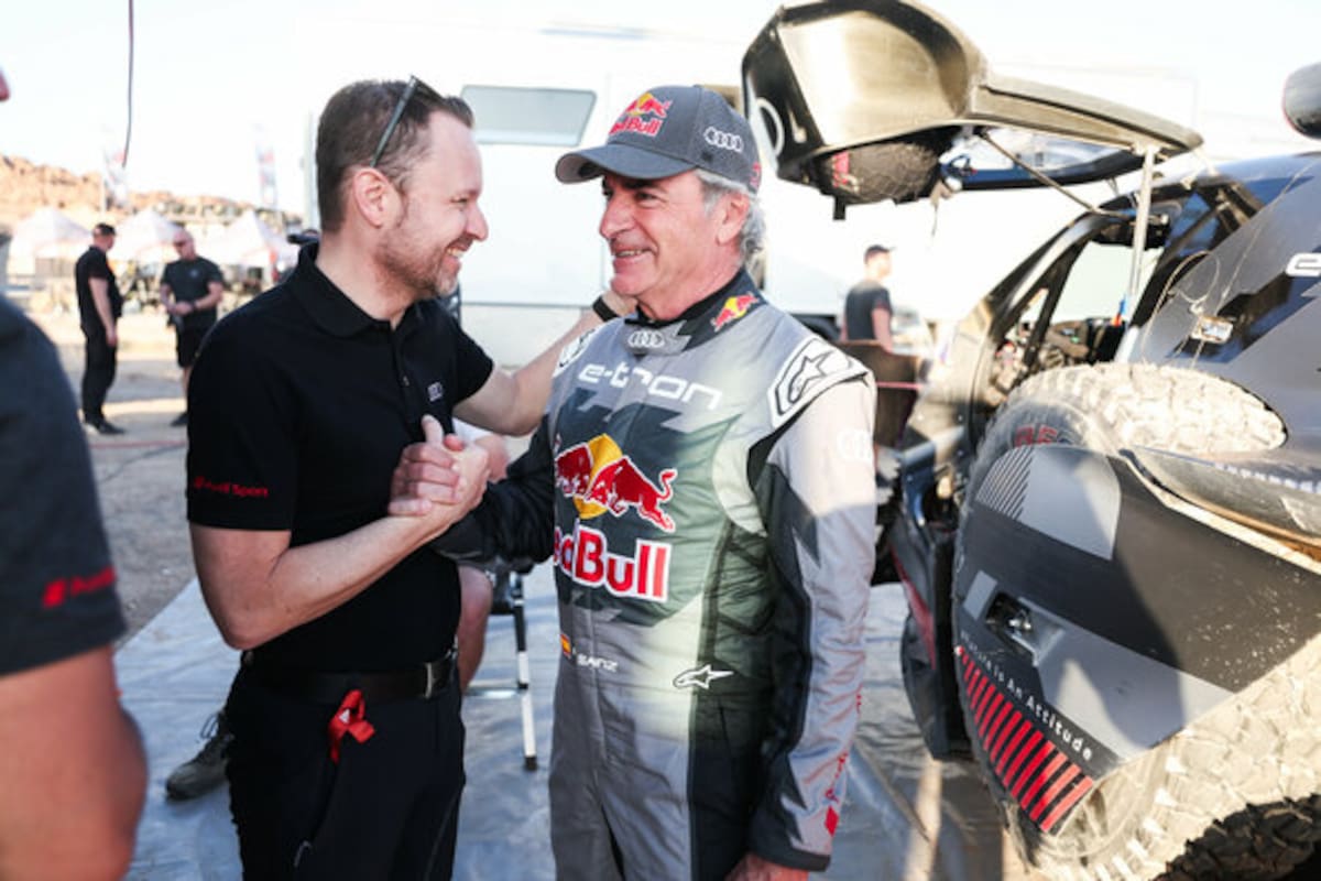 Rally Dakar: el ganador Carlos Sainz junto a el jefe de Audi Motorsport, Rolf Michl.