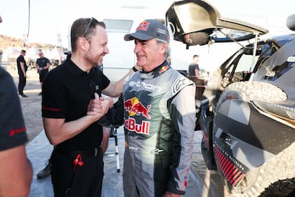 Rally Dakar: el ganador Carlos Sainz junto a el jefe de Audi Motorsport, Rolf Michl.