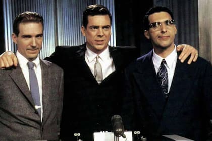 Ralph Fiennes, Christopher McDonald y John Turturro en la piel de Charles Van Doren, Jack Barry y Herbert Stempel en la película Quiz Show, el Dilema, que recrea el fraude de Twenty One