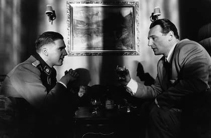 Ralph Fiennes, como Amon Göth, y Liam Neeson, como Oskar Schindler, en La lista de Schindler, la película de Steven Spielberg estrenada en 1993