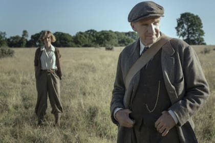 Ralph Fiennes y Carey Mulligan interpretan respectivamente al arqueólogo autodidacta Brown y a Edith Pretty, la terrateniente que lo contrató para excavar los misteriosos túmulos