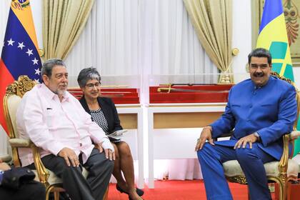 Ralph Gonsalves, primer ministro de San Vicente y las Granadinas, en una bilateral con Nicolás Maduro