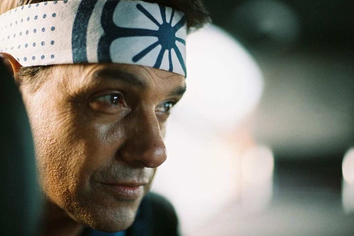 Ralph Macchio con el inolvidable look de Karate Kid