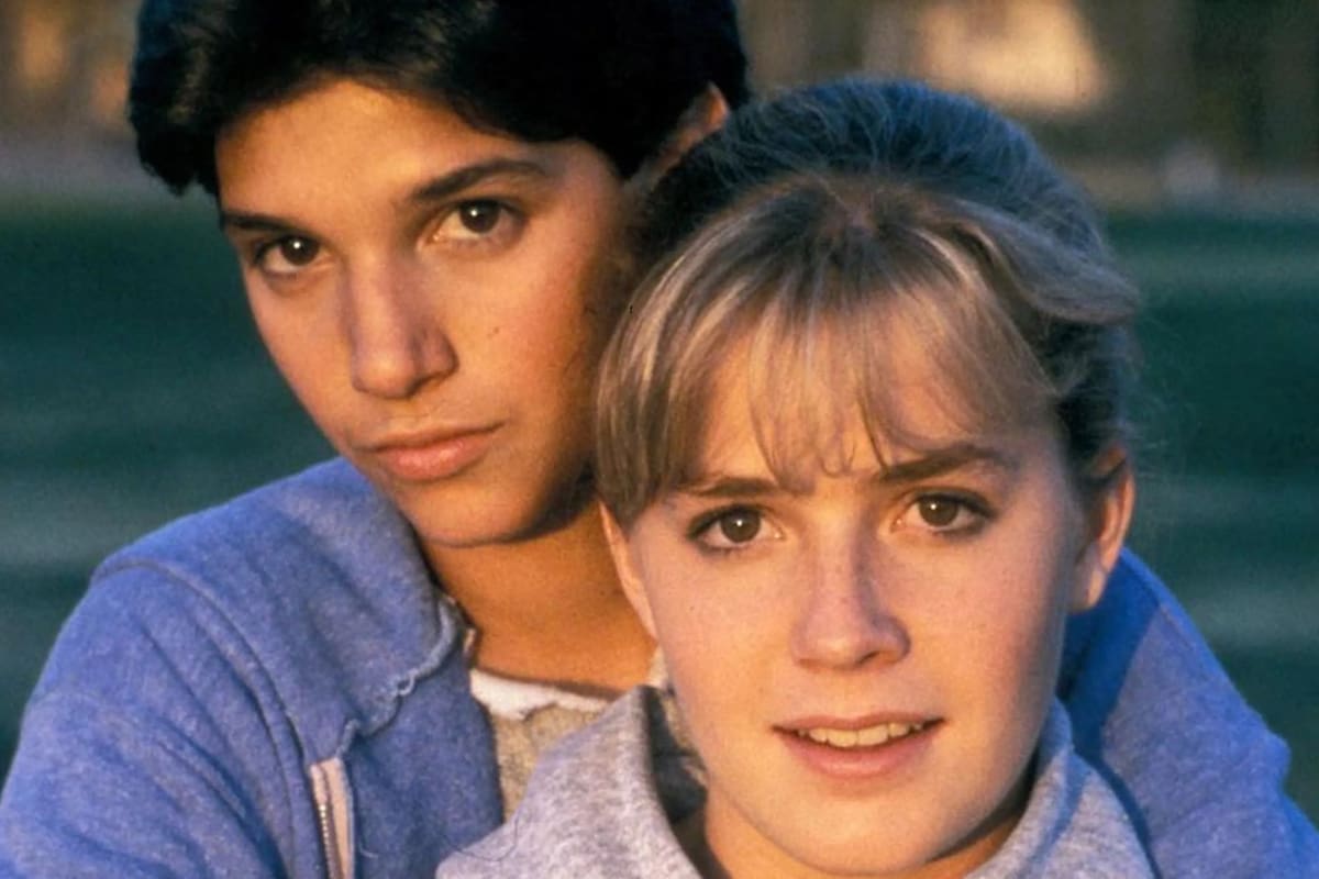 Ralph Macchio y Elizabeth Shue en Karate Kid