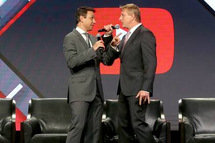 Ralph Macchio y William Zabka en la presentación, hoy, de la serie Cobra Kai, que retoma sus personajes de Karate Kid en YouTube Red