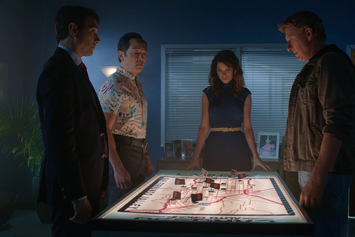 Ralph Macchio, Yuji Okumoto, Courtney Henggeler y William Zabka en una escena de la nueva temporada de Cobra Kai