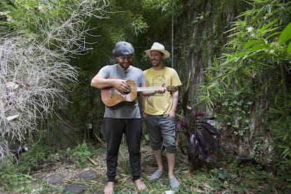 Raly Barrionuevo y Lisandro Aristimuño, dos íconos de la nueva generación del folklore y el rock, reunidos bajo el proyecto Hermano Hormiga tocan mañana en Cosquín