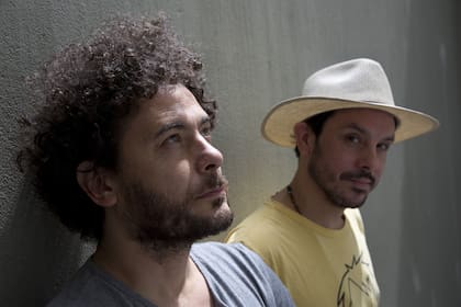 Raly Barrionuevo y Lisandro Artisimuño, dos hermanos de la canción, presentan su proyecto Hermano Hormiga en Cosquín