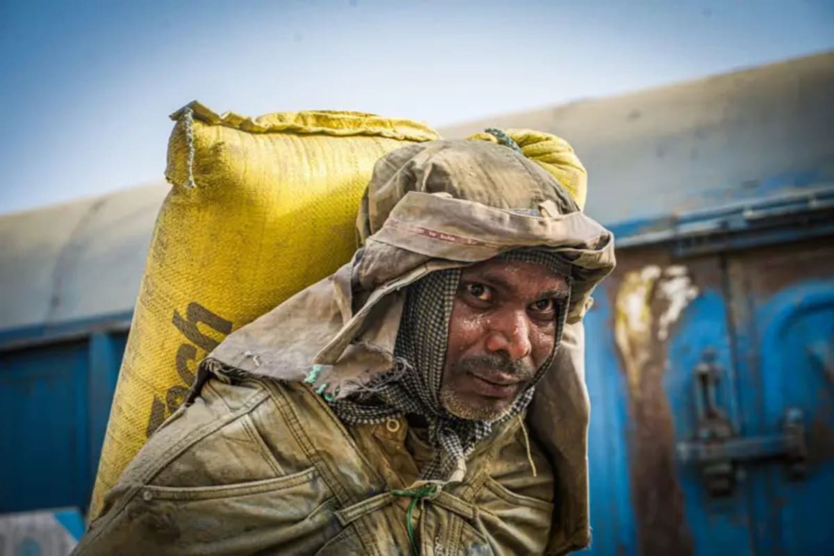 Ram Chandra, un empleado ferroviario, afirma que el calor de este verano es el peor que ha sufrido en años de trabajo