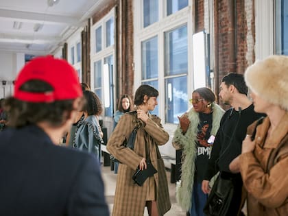 Rama Duwaji hablando con su estilista, Gabriella Karefa-Johnson, en el evento de la marca independiente Diotima durante el último New York Fashion Week