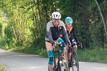 Rama X fue visto en los senderos de Baviera paseando en bicicleta acompañado de su séquito. Se cree que la mujer que lo acompaña es su nueva favorita