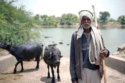 Rameshwar Yadav, un criador de búfalos, lleva un chal y ropa de invierno a pesar del calor de 46°C