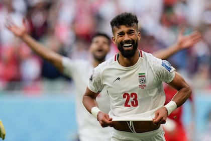 Ramin Rezaeian no lo puede creer: acaba de anotar el segundo gol de Irán, que con una ráfaga en tiempo de descueto venció a Gales por 2-0